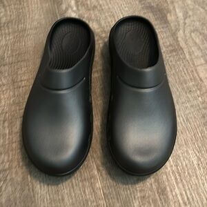 OOFOS OOcloog - lightweight recovery footwear - size women’s 7 or men’s 5